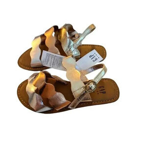 NWT Gap Kids Girl's Metallic Shiny Scalloped Silver Sandal SZ 12